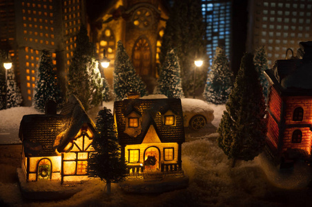 新年的小房子在雪地里和冷杉树在一起。假日概念。选择性聚焦