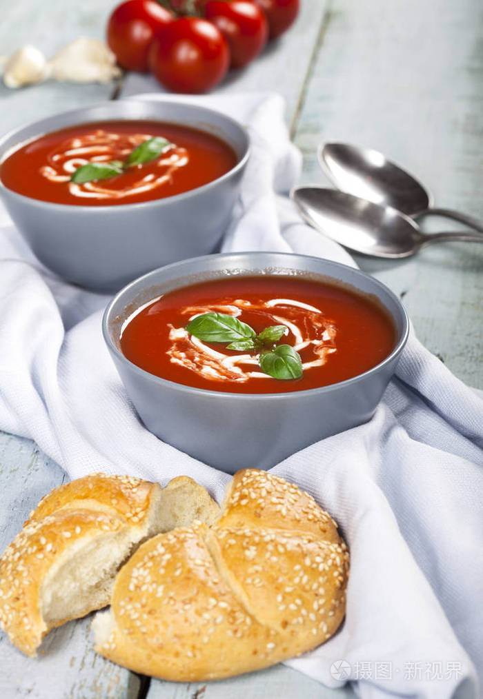 传统的西班牙冷番茄汤gazpacho在一个碗蓝色木制背景