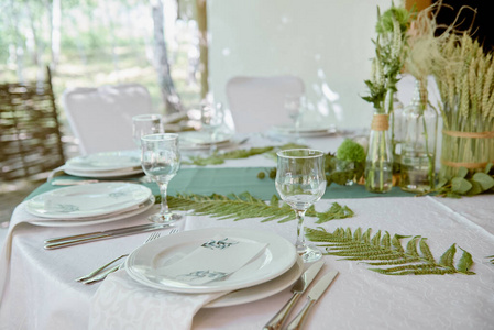 c带餐具的酒杯准备早餐午餐或晚餐酒杯与餐厅餐桌布置基本-酒店图标