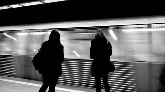 地铁等车两名妇女在车站等车的黑白照片照片