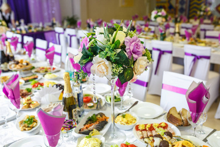 在装饰精美的鲜花的精英餐厅，您可以看到装饰精美的婚礼餐桌。