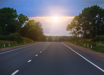 乡村公路上的夕阳