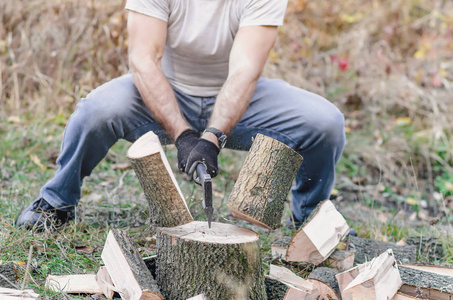 砍柴男人素材图片