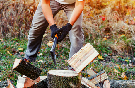 飞散手有力的人用斧头劈木头碎片飞散了照片