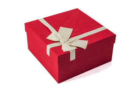 红色礼盒，带蝴蝶结，白色隔离。白色隔离丝带红色礼盒
