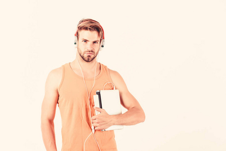 便携小工具.人类使用现代科技的小玩意.戴着耳机和笔记本的家伙.