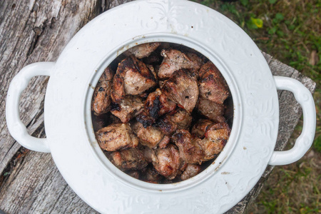 晚餐 午餐 烧烤 烤架 猪肉 烹饪 美味的 热的 蘑菇 牛肉
