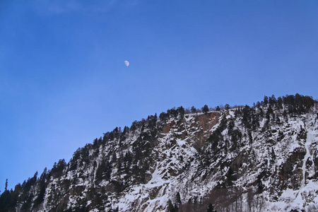 白雪皑皑的山峰在云端蓝天高加索