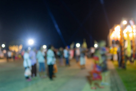 中景照片模糊了泰国法瑶灯节上的人们