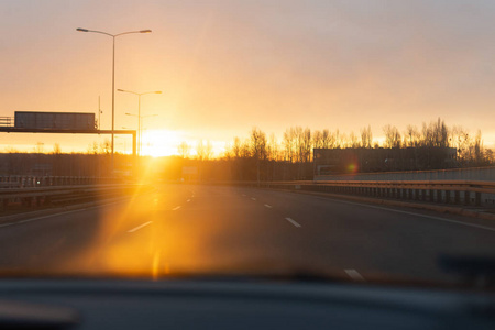日出从车窗照在路上。