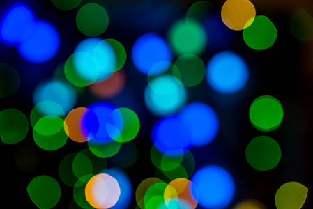 圣诞缤纷明亮的背景。节日抽象博克散焦大型彩灯花环在黑色背景。复制空间
