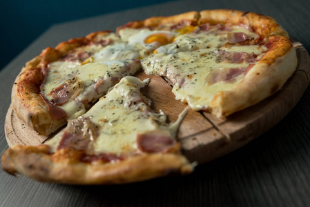 披萨配意大利火腿和奶酪。