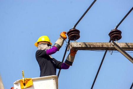 攀登 服务 安全 能量 支柱 电线 工人 安装 起重机 电缆