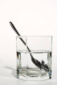 用清水盛在玻璃里的钢勺子
