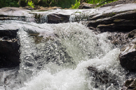 下雨天湍急的河流图片
