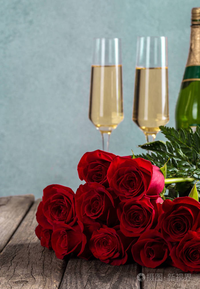 一束红玫瑰和香槟