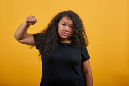 严格的美国黑人年轻女士超重在镜头前挥拳，打架