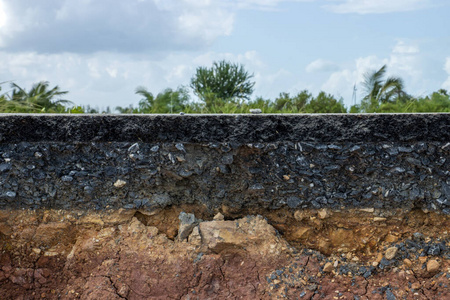 道路的土层和岩石层.照片
