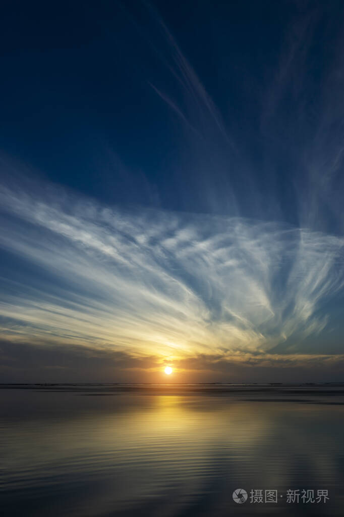 湖边日出,云朵和小太阳.照片-正版商用图片2707fp-摄图新视界