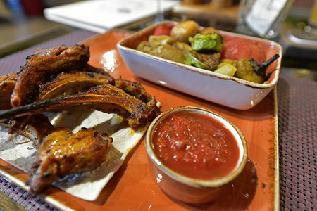 厨房 桌子 牛肉 沙拉 特写镜头 开胃菜 美味的 油炸 番茄