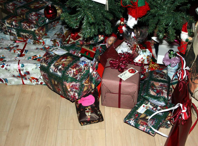 放在圣诞树下的圣诞包裹和礼品包