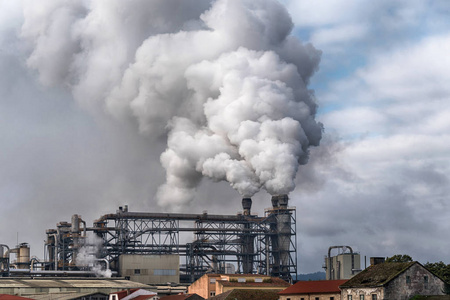 有烟囱的化工厂。工厂管道排放的烟雾。生态环境保护问题大气污染