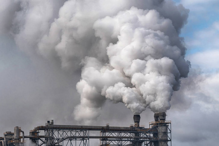 工厂管道排放的烟雾.生态环境保护问题,大气污染照片