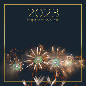 五彩缤纷的烟花爆竹在黑暗的背景下，用2023年新年快乐的字样填满了夜空的黑暗。