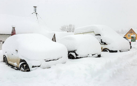 汽车运输停车场冬季被大雪困住，降雪气候寒冷