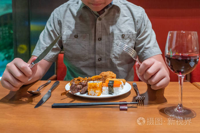 快乐的亚洲男人在餐厅里端着一盘美味的食物
