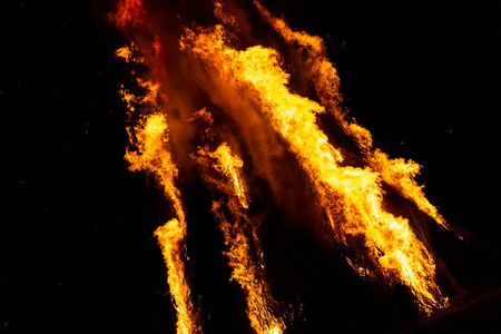 在意大利传统的顿悟之夜,火堆释放的火焰照片