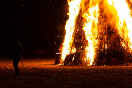 在意大利传统的顿悟节上，火堆释放的火焰