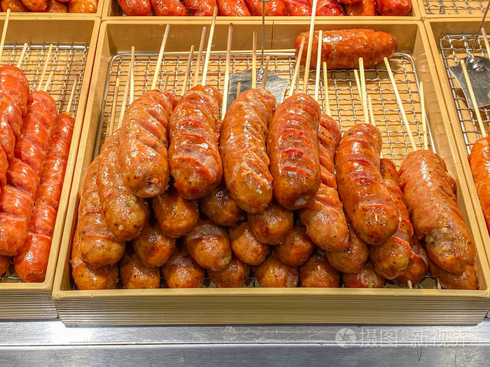 在食品摊位出售的炸热狗串