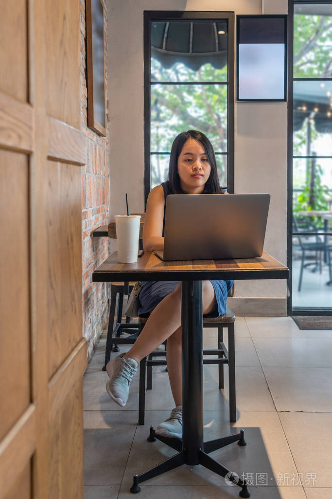 年轻的自由职业者在咖啡厅工作