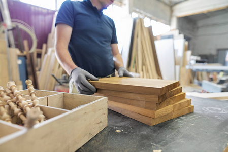 木工作坊制作木制家具，木工行业