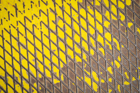 旧金属地板，涂有黄色漆