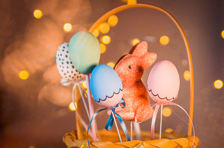 复活节彩蛋和篮子里的兔子