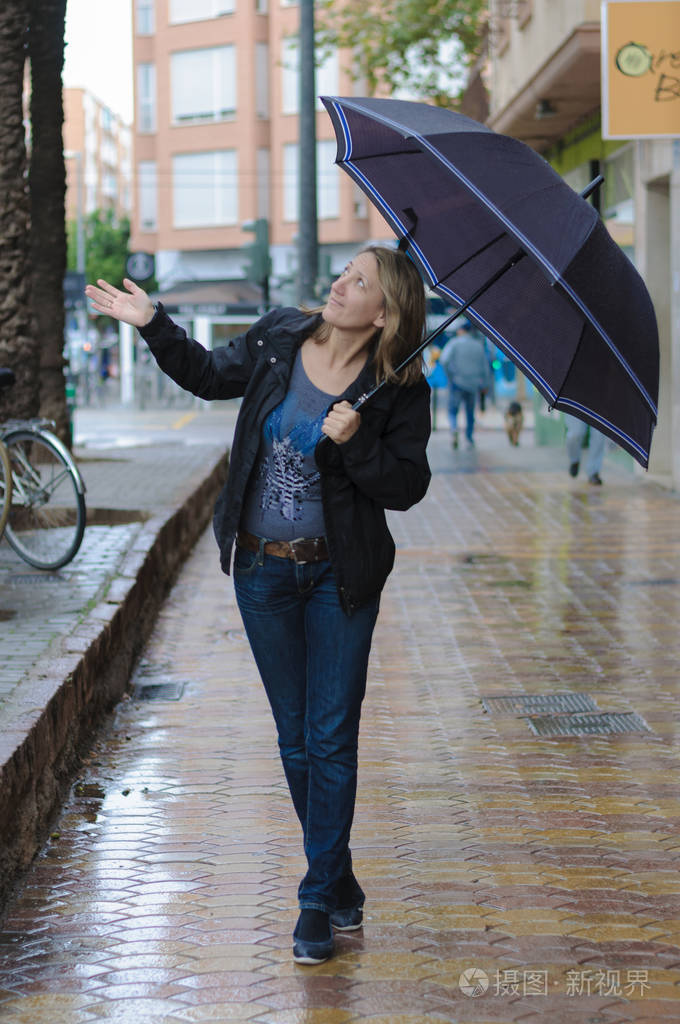 雨中的女孩在雨中撑着伞