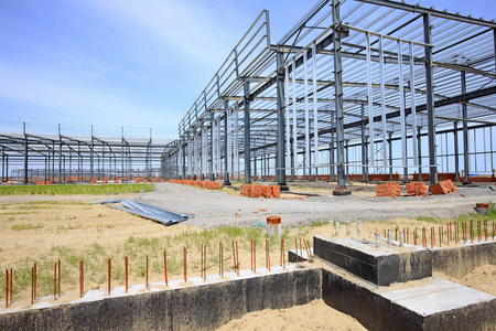 现代玻璃建筑的细部形象现代化住宅楼外立面的翻新和翻新,设有消防