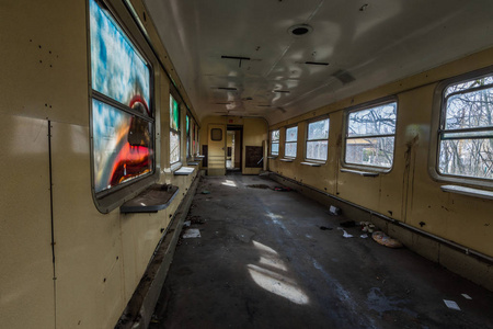 火车车库一列废弃火车的内景照片