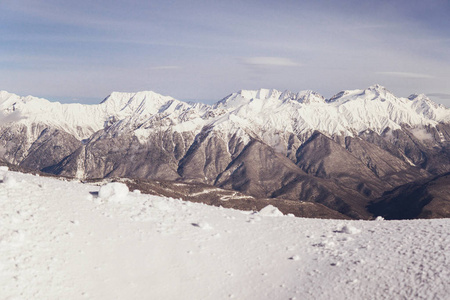 山顶雪山冬季滑雪场图片