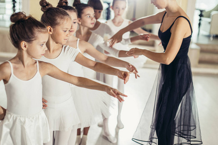 年轻的职业芭蕾舞演员练习和教育儿童