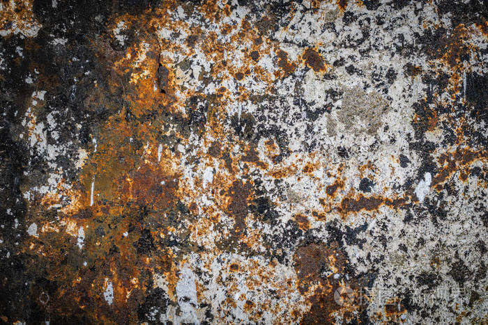 涂有白漆的生锈的旧钢板