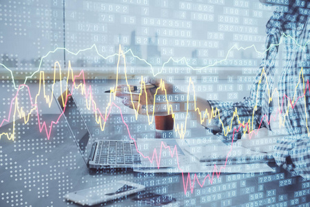 以计算机为背景，对股票市场图进行二次曝光。财务分析的概念。