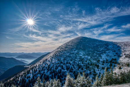 斯洛伐克雪山上美丽的阳光