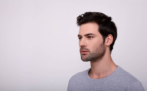 目光呆滞的男人一头黑发的自信男人把目光移开.照片