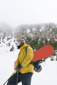 搭便车的人带着滑雪板上山