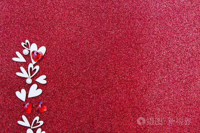 红色闪亮的背景和心形图案te的背景