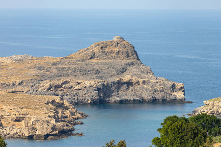在希腊罗奥岛的林多岛上，有岩石海岸线的海湾