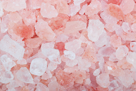 粉红色喜马拉雅盐的晶体颗粒，特写镜头。